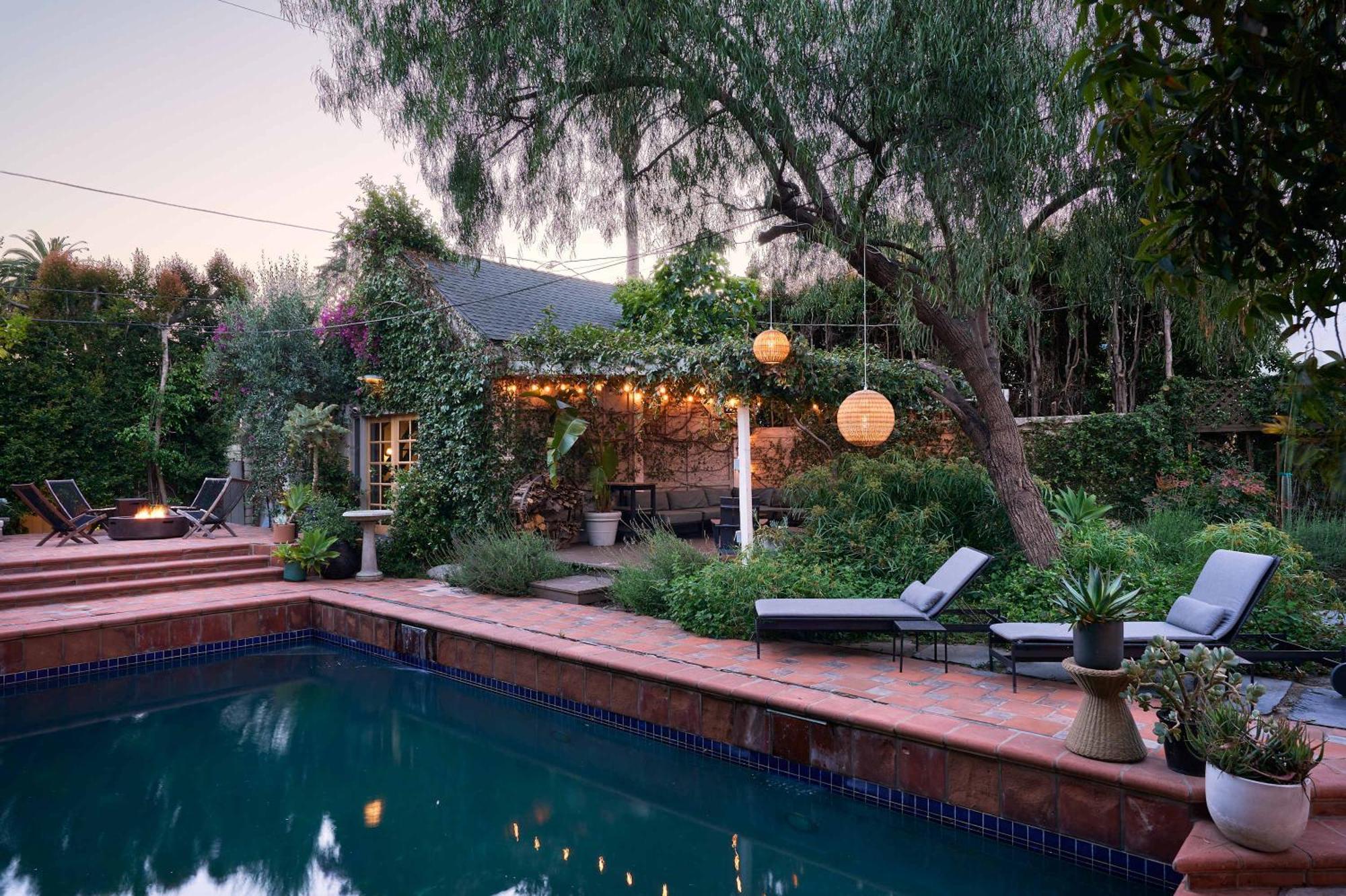 Whimsical Feliz House - Pool - Fire Pit - Dogs Ok Holiday home
